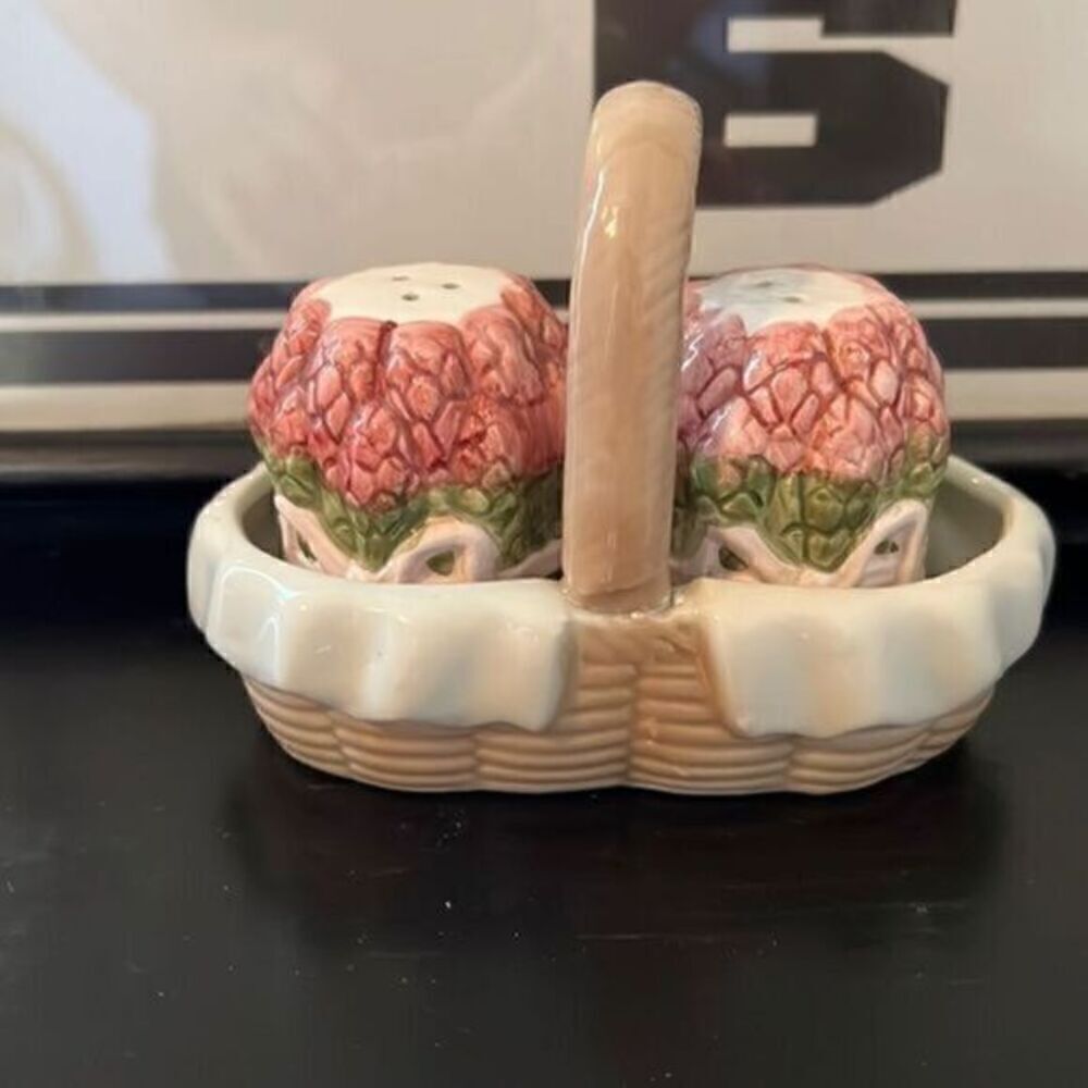 Vintage ceramic salt and pepper shakers, Asparagus in a basket